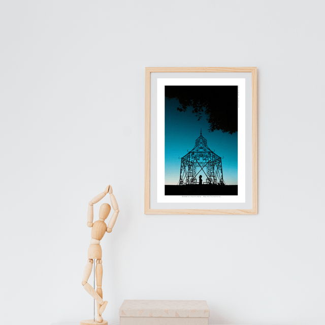 Affiche A4 - Silhouette de femme sous une gloriette et un arbre à l'heure bleue - "Balade à l'heure bleue"