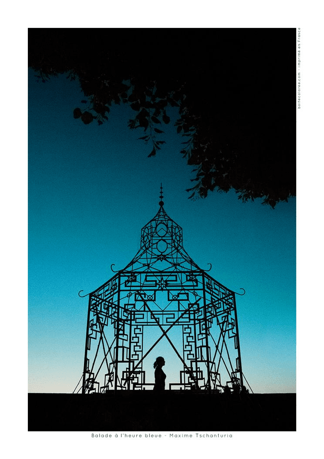 Affiche A4 - Silhouette de femme sous une gloriette et un arbre à l&#039;heure bleue - &quot;Balade à l&#039;heure bleue&quot;